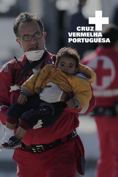 voluntário da Cruz Vermelha Portuguesa a ajudar criança